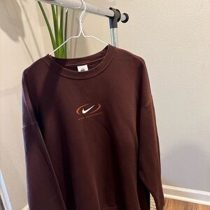 Stylish burgundy NIKE crewneck. Perfect Casual or Sportswear